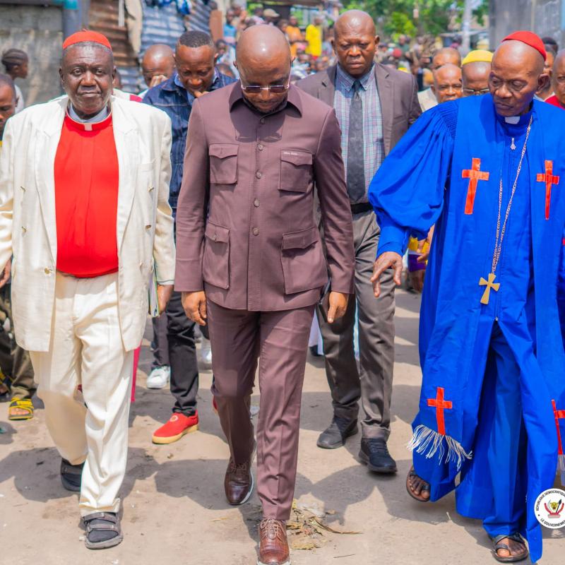 Le ministre d'État, ministre en charge de la formation professionnelle, entouré des membres de la communauté CONEICO-ESECO