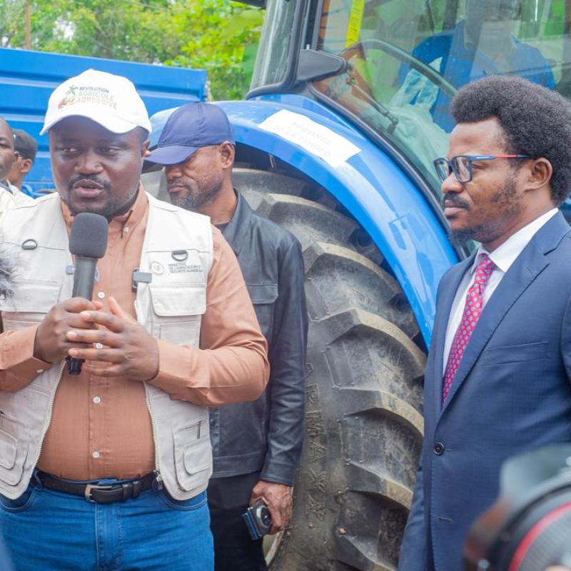 Le ministre Muhindo Nzangi remet au Gouverneur Paulin Lendongolia des tracteurs pour accroître la production agricole dans la province de la Tshopo