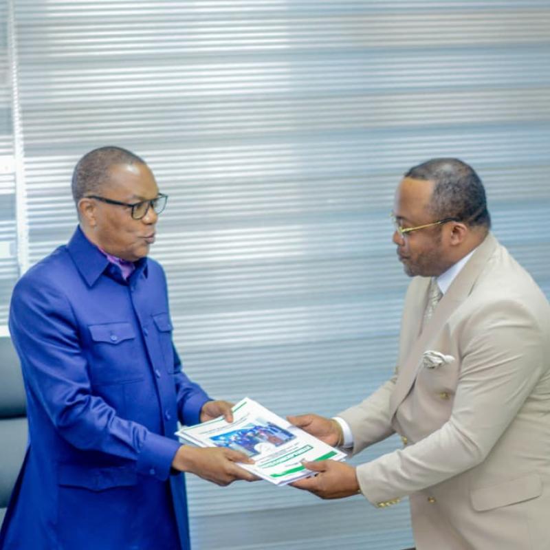 L’Archevêque Dodo Kamba avec le Sénateur Jean-Claude Baende [photo d'illustration]