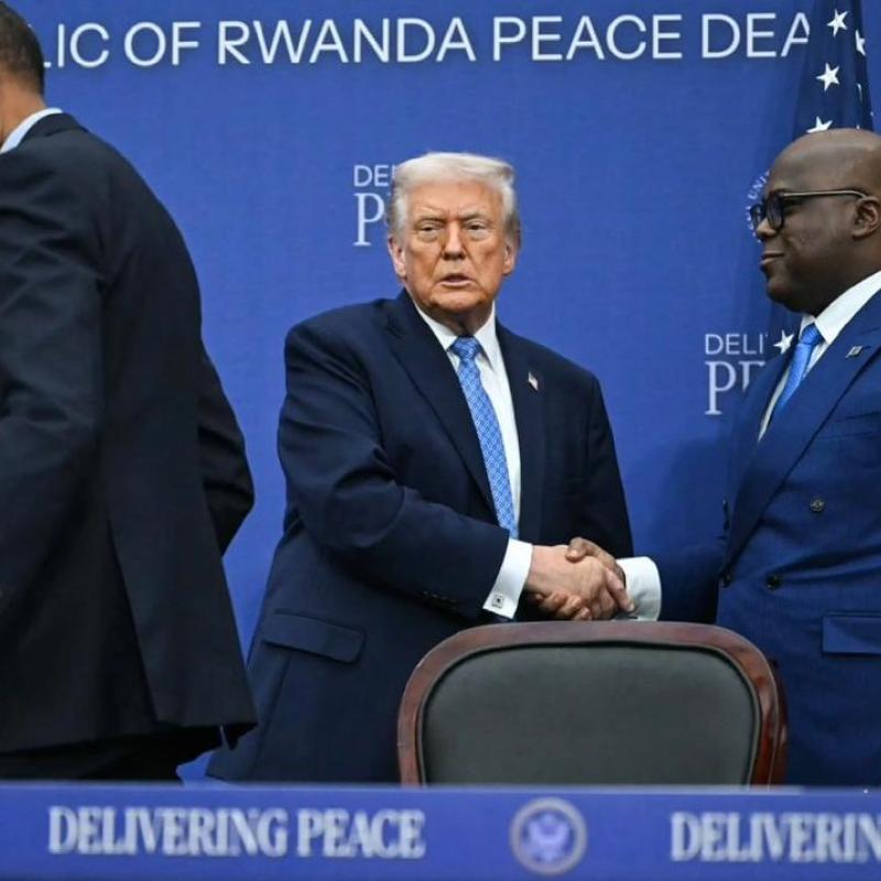 Donald Trump et Félix Tshisekedi, respectivement chefs d’Etats des USA et de la RDC, se serrent les mains après la signature des accords miniers.