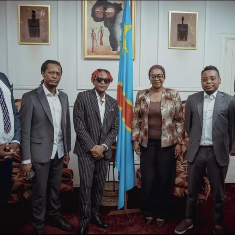 La ministre de la culture Yolande Elebe et le groupe de l'artiste musicien Innoss'b [photo d'illustration]