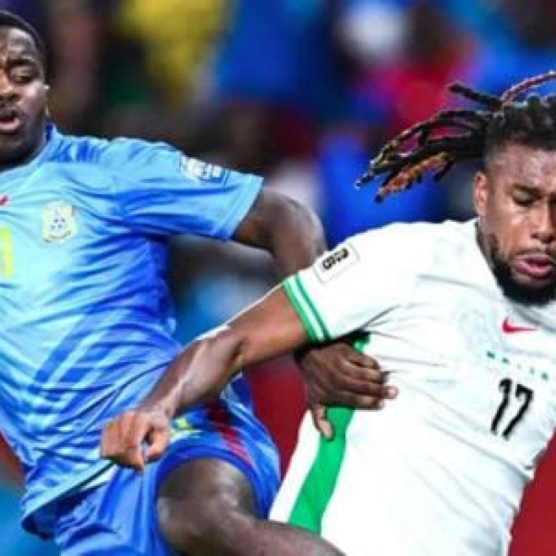 Le milieu du terrain congolais, Noah Sadiki en duel avec celui du Nigeria Alex Iwobi. [Photo d'illustration]