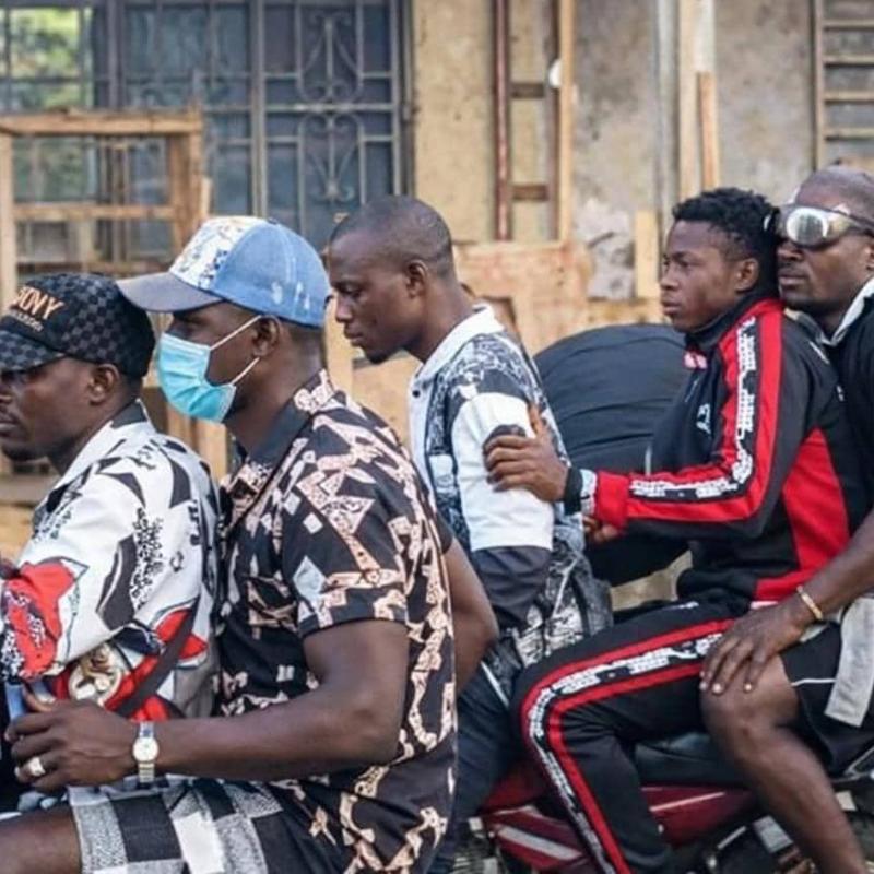 Les présumés assassins de Freddy EKOFO, à motos après leur forfait dans le quartier Yolo-Nord, à Kinshasa.