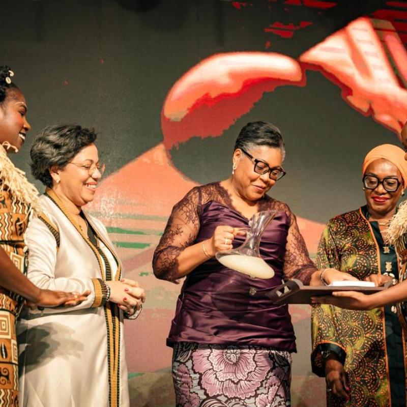 La Première Ministre, Judith Suminwa Tuluka, lors de la présentation de l'ouvrage "La culture sauve un peuple" de Myoto Liyolo