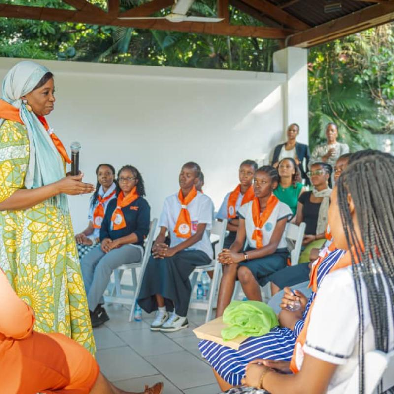 La Directrice exécutive de l'UNFPA, Diene KEITA et les jeunes participantes de l’Académie de Leadership Féminin à Kinshasa
