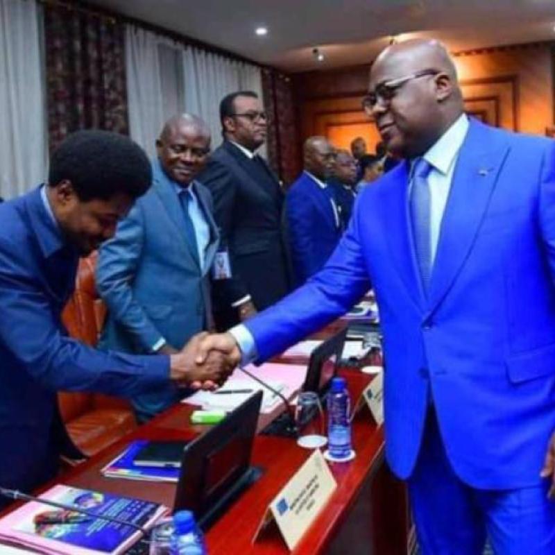 Poignée de mains entre Constant Mutamba et le Président Félix Tshisekedi