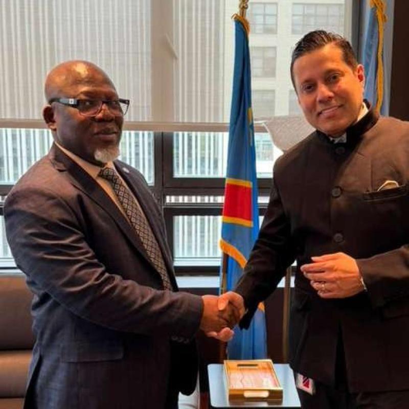 Poignée de mains entre le représentant permanent de la RDC auprès des Nations Unies, Zénon Mukongo Ngay, et son homologue de Trinité-et-Tobago, Neil Parsan