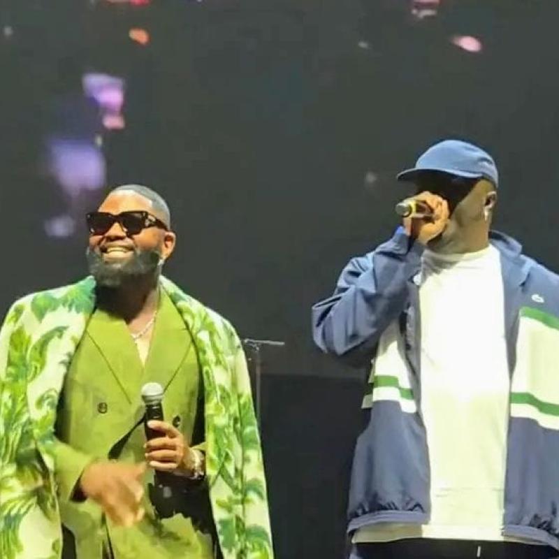 Le chanteur Ferré Gola, et l'animateur Celeo Scram à l'Accor Arena.