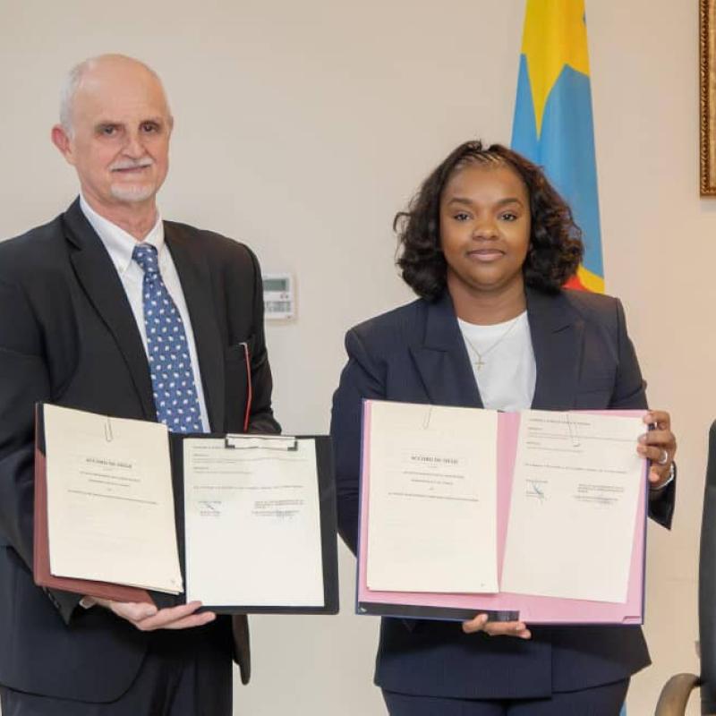 Noëlla AYEGANAGATO Vice-ministre des Affaires étrangères et Robert NASI, responsable du CIFOR-ICRAF