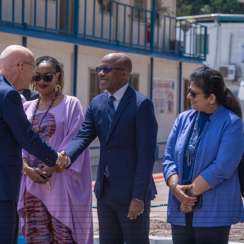 Poignée de mains entre Patrice Vahard,  Directeur pays du BCNUDH et James Swan nouveau chef de la MONUSCO, lors de son accueil au siège de la Mission à Kinshasa
