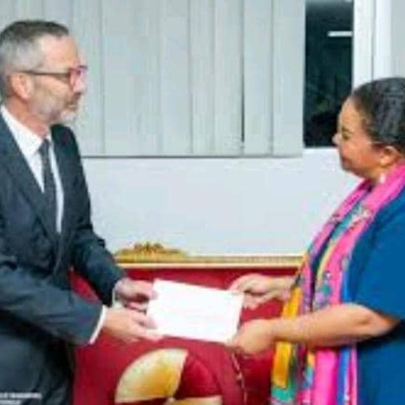 L'ambassadeur de la France en RDC, Remi Maréchaux et la ministre congolaise des Affaires Étrangères, Thérèse Kayikwamba