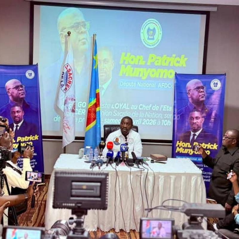 Patrick Munyomo devant la presse à Kinshasa