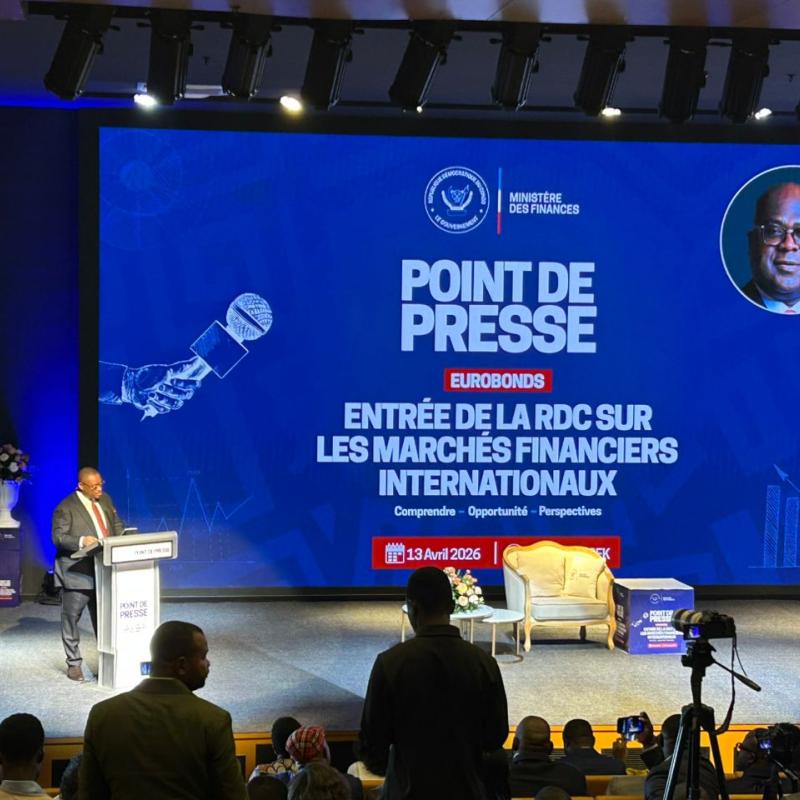 Le ministre des Finances, Doudou Fwamba, animant un point de presse sur la première émission d’Eurobonds par la RDC