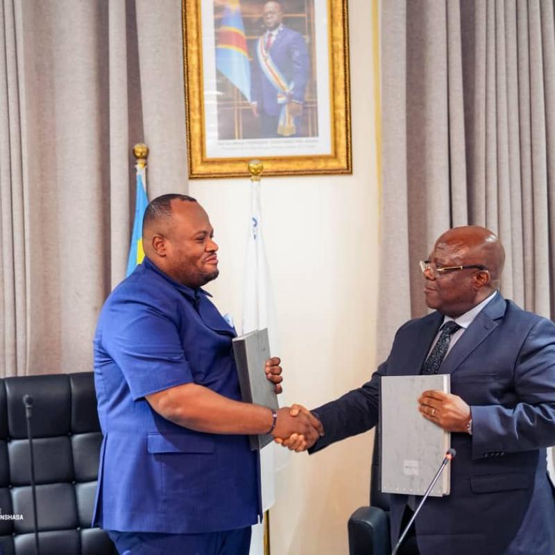 Poignée de main entre le Gouverneur Daniel Bumba et le délégué de la FEC