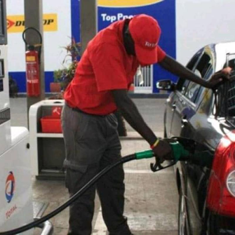 Une voiture en train de se provisionner en carburant