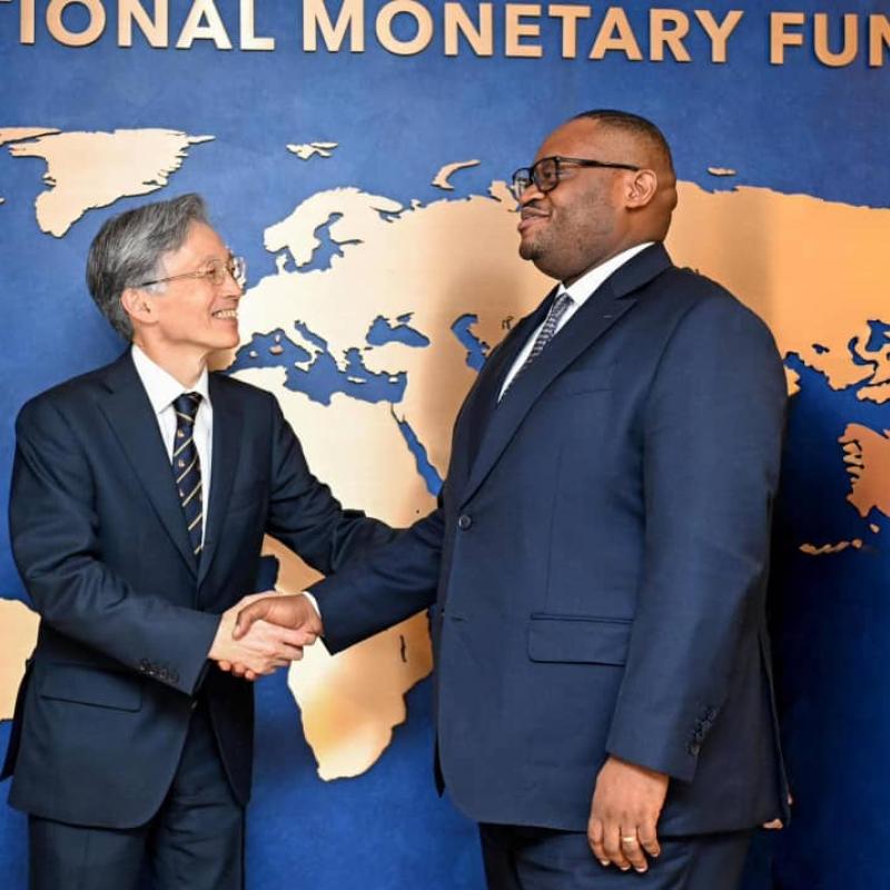 Poignée des mains entre le Directeur général adjoint du FMI et Doudou Fwamba,  ministre des Finances en RDC