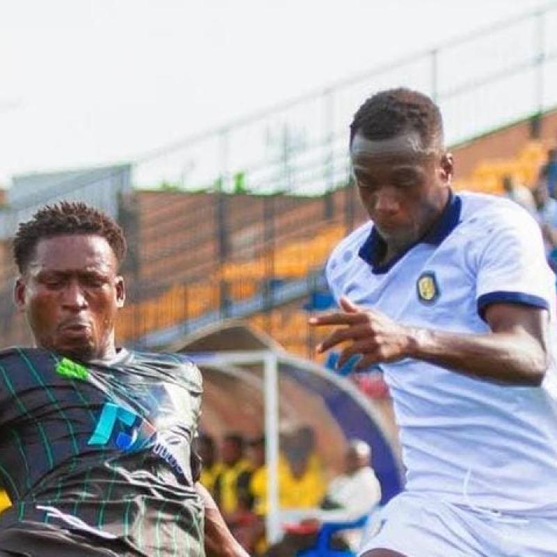 L'attaquant du FC les Aigles du Congo Ibrahim Matobo en duel avec un défenseur de l'AS VClub lors d'un match au stade Père Raphaël de la Kethule. [Photo d'illustration]