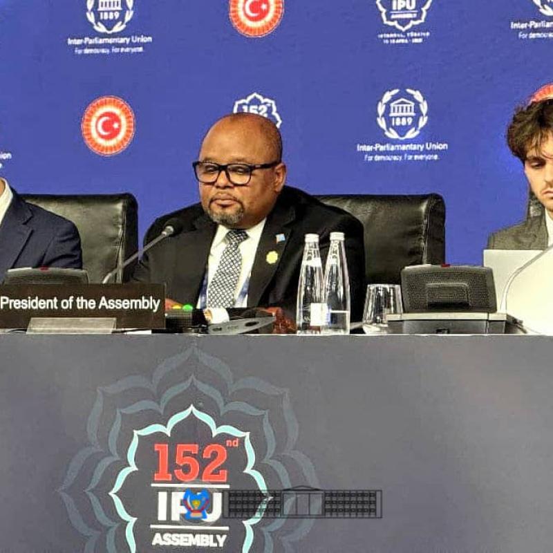 Aimé Boji Sangara préside une séance plénière de la 152ᵉ session de l’Assemblée de l’Union interparlementaire, à Instanbul