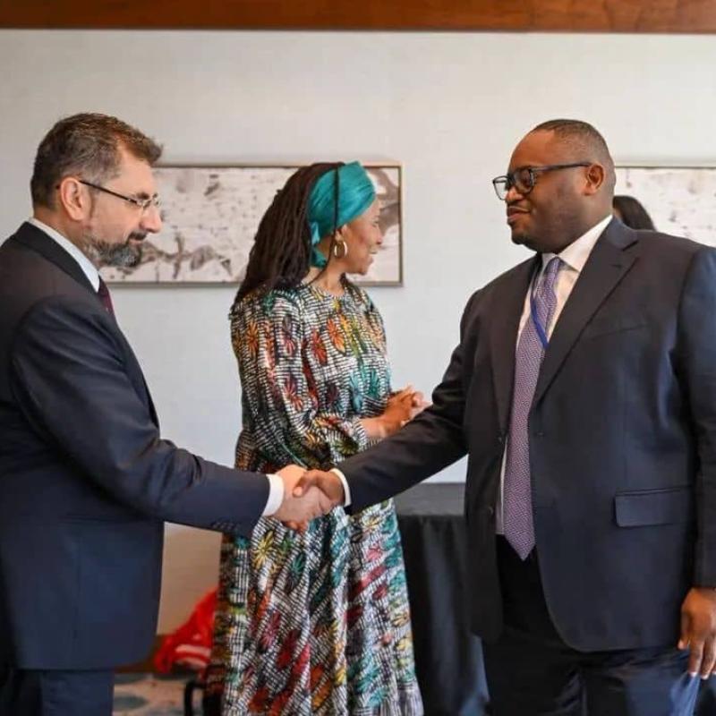 Poignée de main entre Ahunna Eziakonwa, secrétaire générale adjointe et directrice du Bureau régional pour l’Afrique du PNUD, et Doudou Fwamba, ministre des Finances en RDC