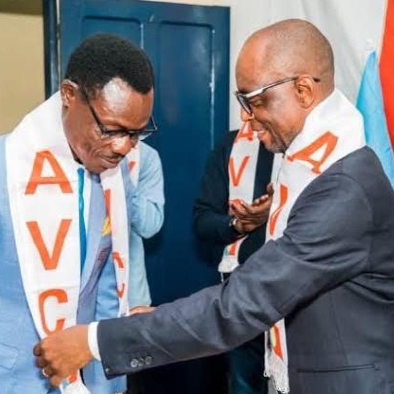 Le désormais Magloire KASONGO décorant Lumumba Vea des insignes de l'AVC lors de son adhésion au parti.