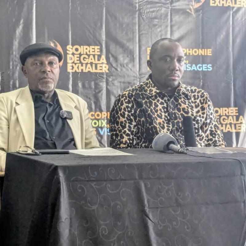 De gauche à droite, Shaka Tshipama et Godbless Namasia, respectivement ambassadeur et Président de EXHALER