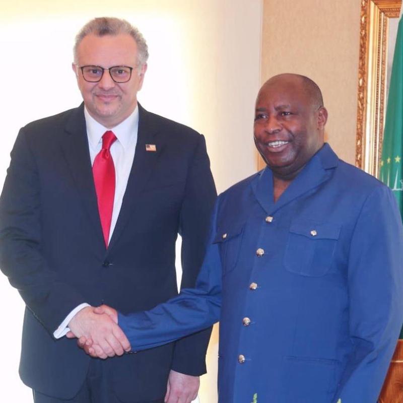Une poignée de mains entre Massad BOULOS, Conseiller principal américain de Donald TRUMP en matières arabes et africaines  et Évariste NDAYISHIMIYE, Président du Burundi et Président en exercice de l'Union Africaine.