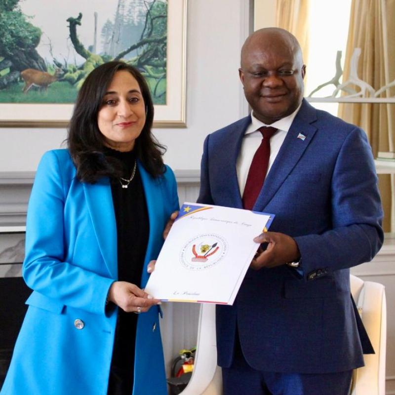 Crispin Mbadu Phanzu ministre délégué, chargé de la Francophonie remettant la Candidature de Julianna Lumumba à la ministre canadienne des Affaires étrangères.