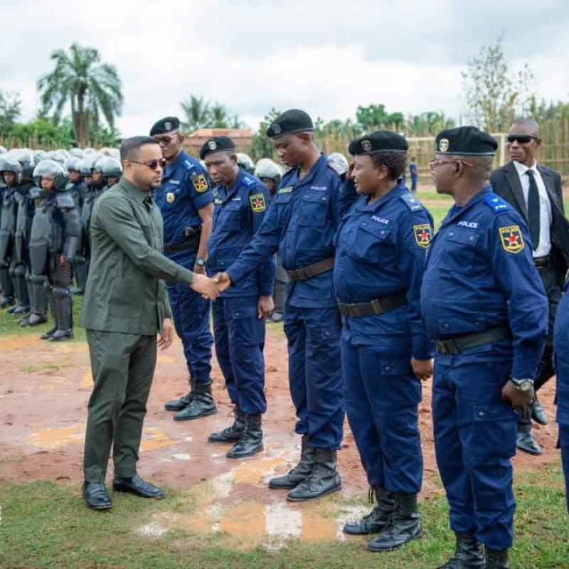 Mike MOKENI AMISI, Gouverneur du Bas-Uélé lors d'une parade avec les forces de l'ordre à Buta