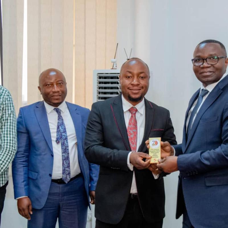 Julien PALUKU KAHONGYA, Ministre du Commerce extérieur et la délégation des exportateur du Cacao-café ce lundi 20 avril 2026 dans son cabinet de travail.