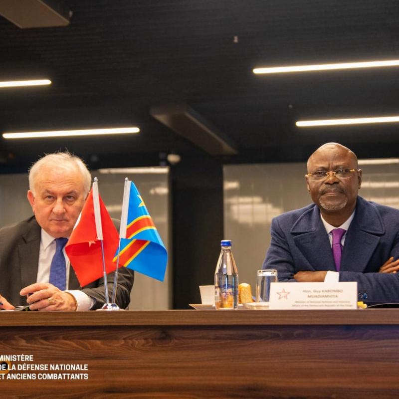 Le ministre congolais de la Défense,  Guy Kabombo, avec un responsable turc [photo d'illustration]