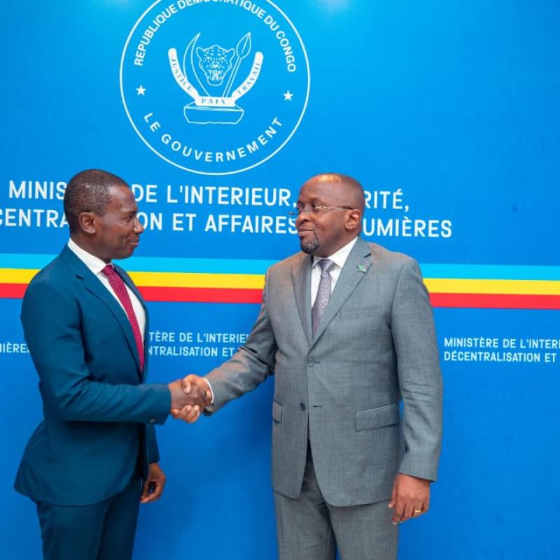 Le VPM de l'Interieur, Jacquemain Shabani, avec Frantz Célestin, directeur régional pour l'Afrique de l'OIM