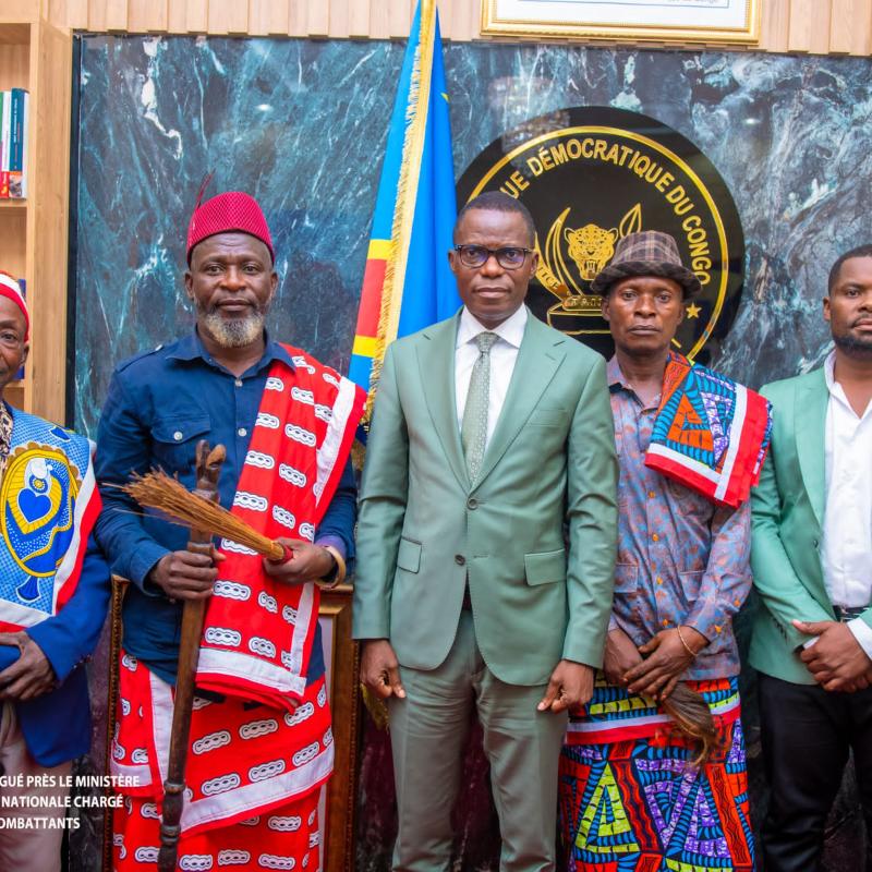 La famille du Grand chef Teke et le ministre délégué Eliezer Ntambwe, mardi 21 avril 2026