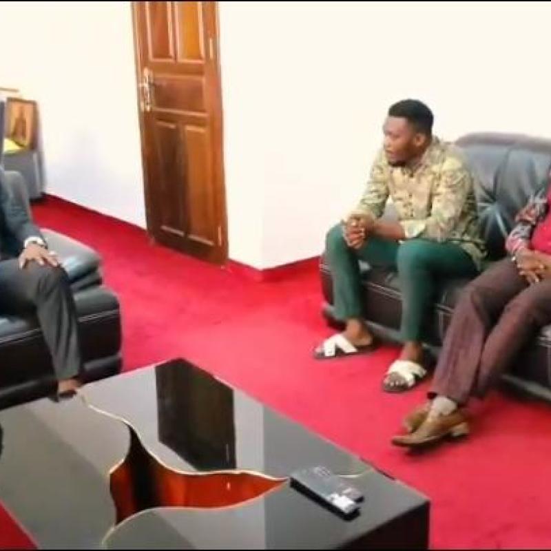 Le Ministre des Droits humains Samuel MBEMBA discutant avec Platini SADISA et son avocat conseil