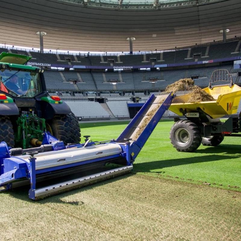Des engins en plein travaux de reconfiguration du Stade de France en guise des événements culturels à venir.