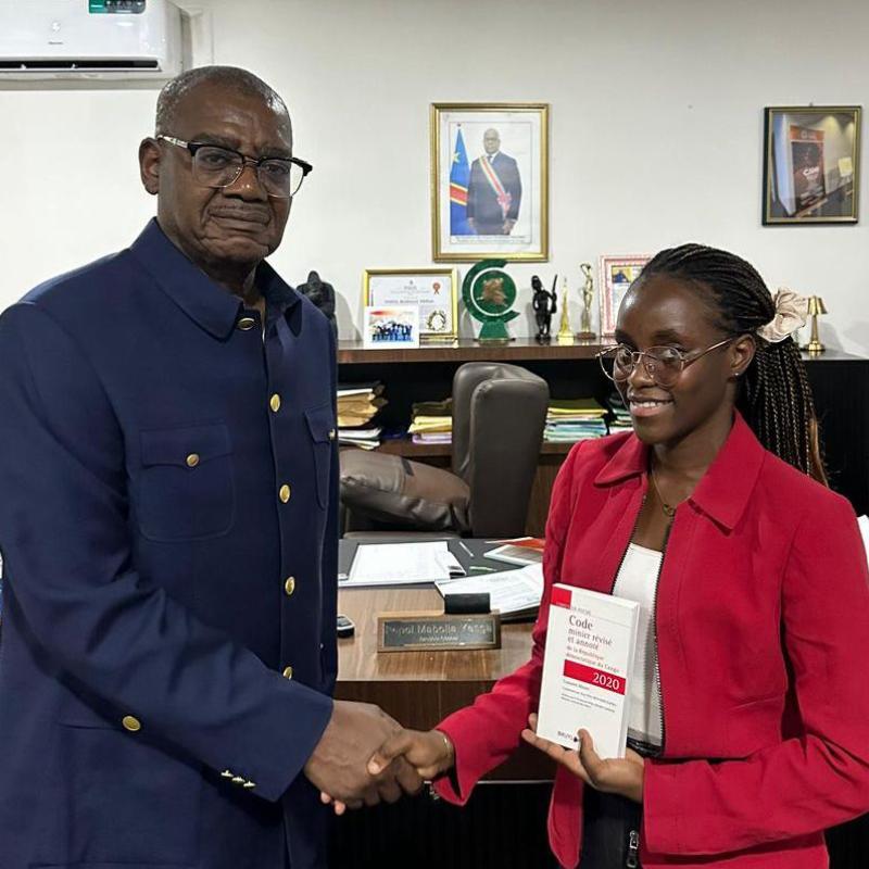 Le Directeur Général du CAMI et une lauréate du récent concours