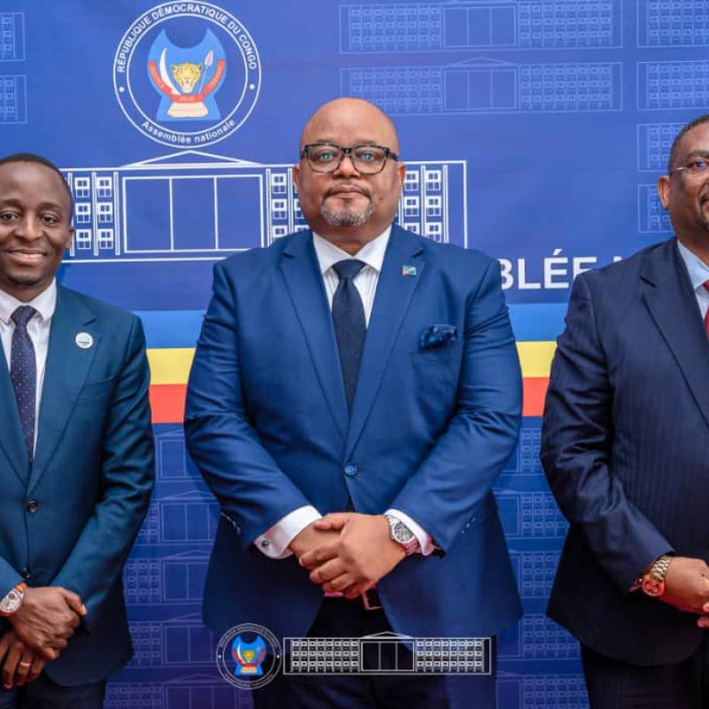 Le Président de l'Assemblée nationale, Aimé Boji, placé au milieu de deux membres du Forum des parlements des pays membres de la CIRGL, mercredi 22 mars 2026