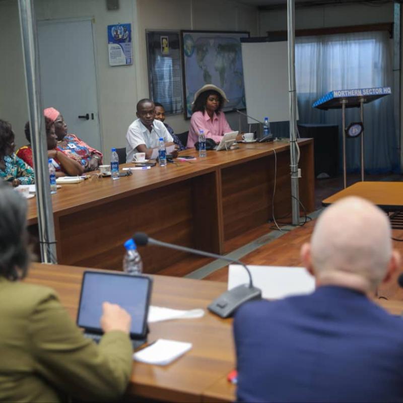 James Swan, chef de la MONUSCO, échange à Bunia, avec des leaders des organisations féminines, de la jeunesse et du Parlement des enfants autour des initiatives locales de consolidation de la paix.