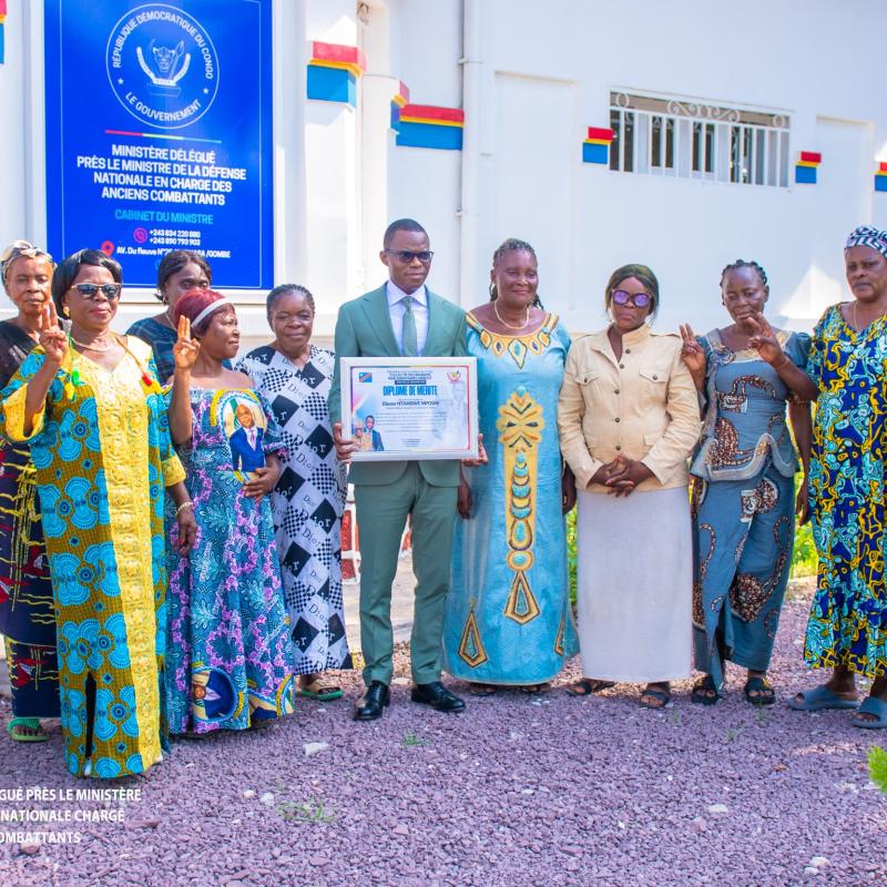 Le Ministre délégué Eliezer Ntambwe et les femmes de l'UDPS, mardi 21 avril 2026