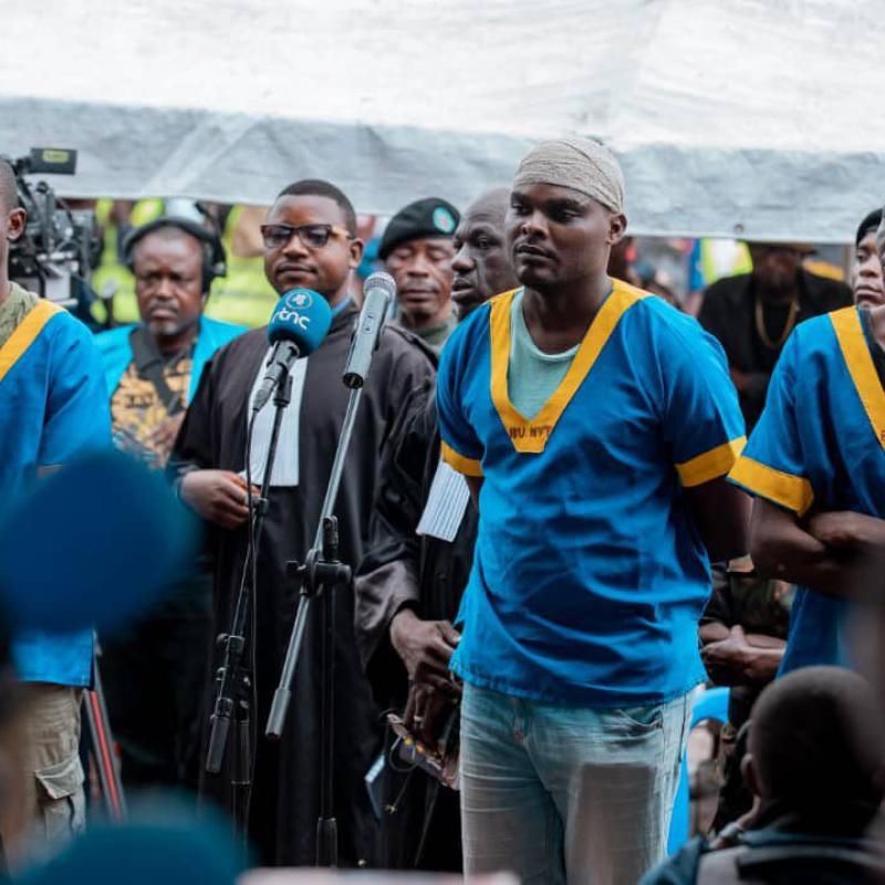 Trois présumés braqueurs lors d'une audience foraine devant le tribunal militaire de Kinshasa- Gombe