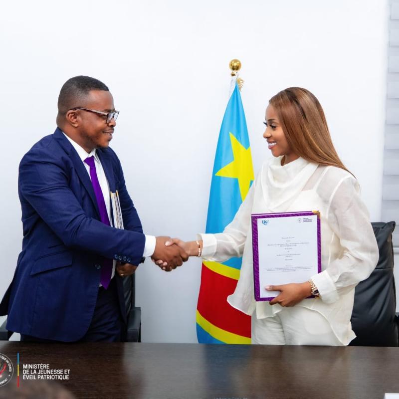 La ministre de la Jeunesse Grace Kutino et le représentant du Bureau central de coordination [photo d'illustration]