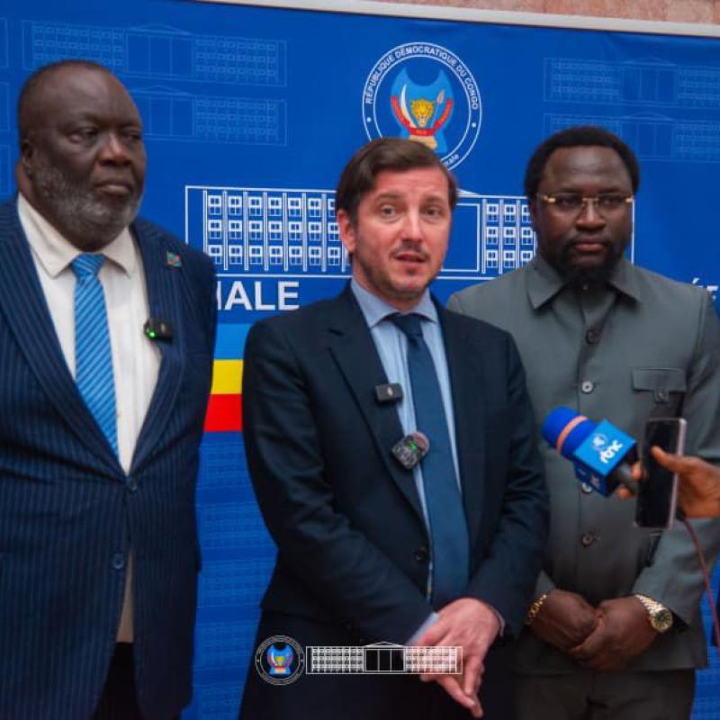 Le député français Aurélien Taché, entouré de trois élus du peuple de la RDC
