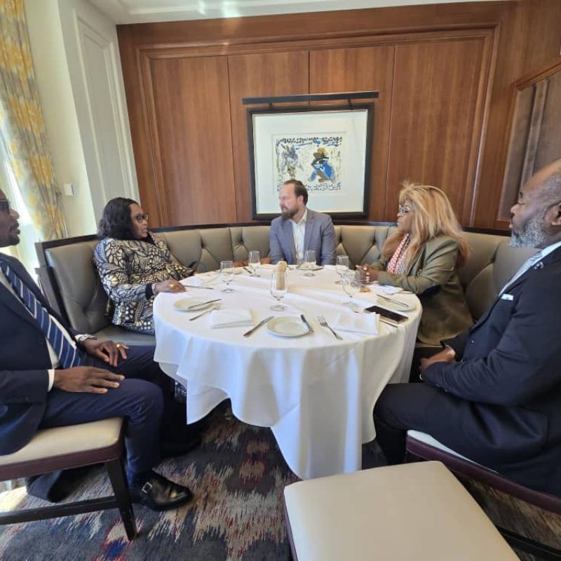 Deuxième à gauche, Angèle BANGASA, Ministre délégué près le Ministre de l'urbanisme et habitat en charge de la politique de la ville en audience avec  la Vice-présidente de la Chambre de commerce Canada–Afrique et le CEO du groupe East African Power au Canada