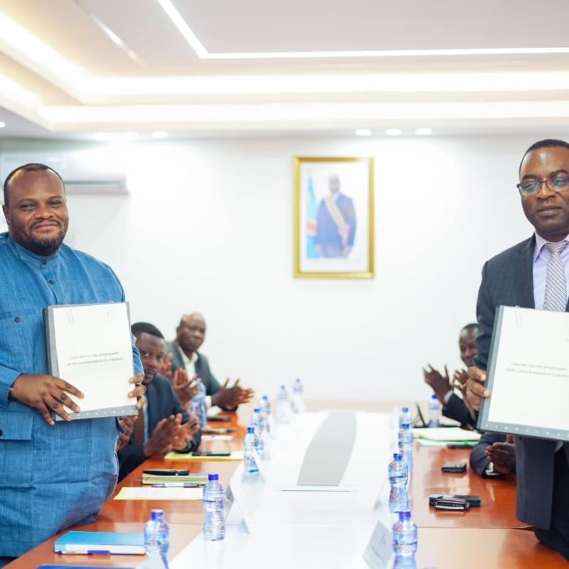 Le Gouverneur Daniel Bumba et le directeur général de la REGIDESO, David Tshilumba [photo d'illustration]