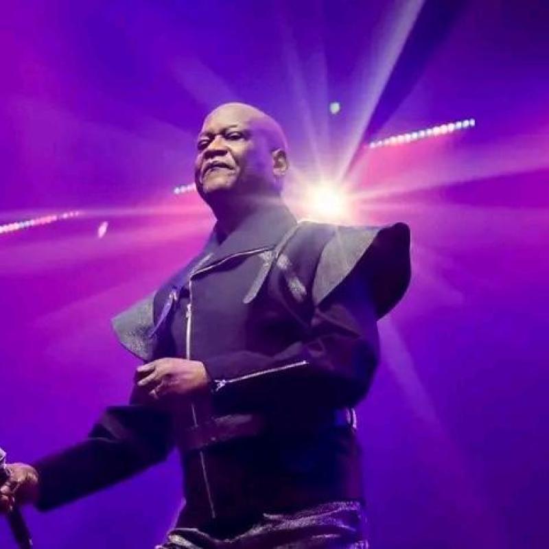 Le  chanteur Jossart Nyoka Longo, éblouissant sur la scène musicale de Zenith de Paris