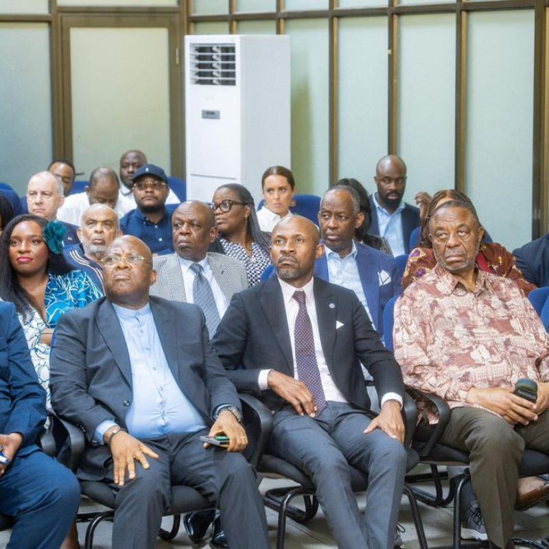 Le ministre de la Communication et Médias, Patrick Muyaya,  entouré du patronat congolais