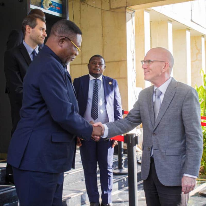 Le conseiller spécial du chef de l’État en matière de sécurité, Eberande Kolongele et le RSSG de l’ONU, James Swan, échangent sur le cessez-le-feu et le DDR dans l’Est de la RDC