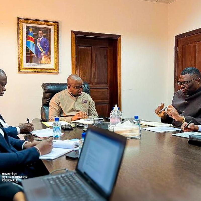 Le ministre de l'Intégration régionale, Floribert Anzuluni et la délégation de la Banque mondiale