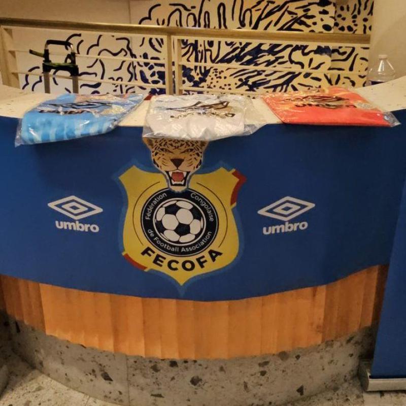 Quelques maillots des Léopards exposés dans le contexte de Lumumba Award, dans une boutique de la FECOFA
