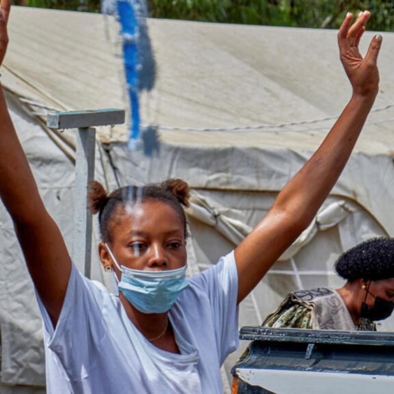 Une femme pleure un mort du virus Ebola, à Hoho, en Ituri, le 21 mai 2026. REUTERS - Gradel Muyisa Mumbere