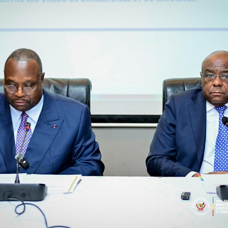 Les ministres Jean-Jacques Bouya et Jean-Pierre Bemba lors de la signature d’un accord bilateral fixant le régime fiscal privilégié